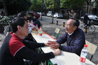 云南民族中學(xué)黨員進(jìn)社區(qū)開展教育咨詢服務(wù)活動(dòng)